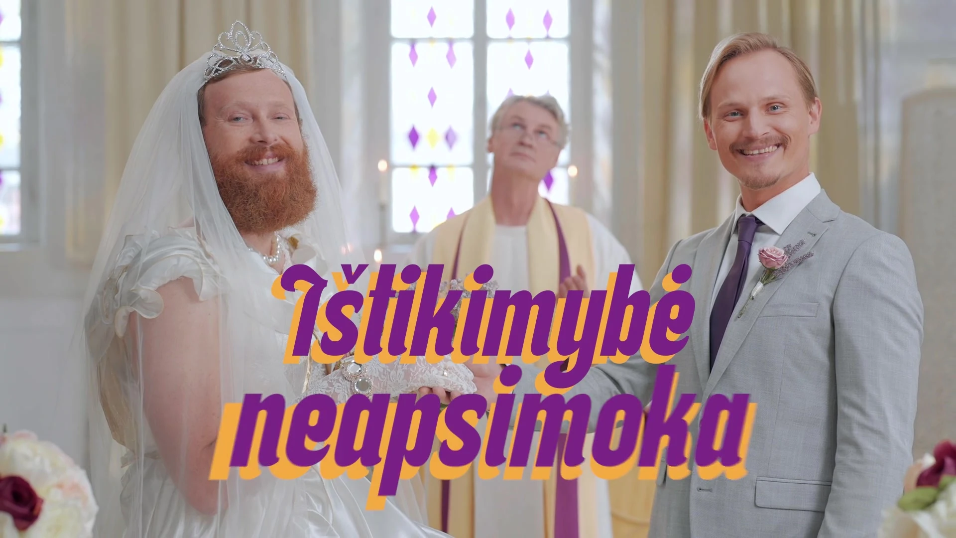 Jaunavedžiai ir užrašas „Ištikimybė neapsimoka“.