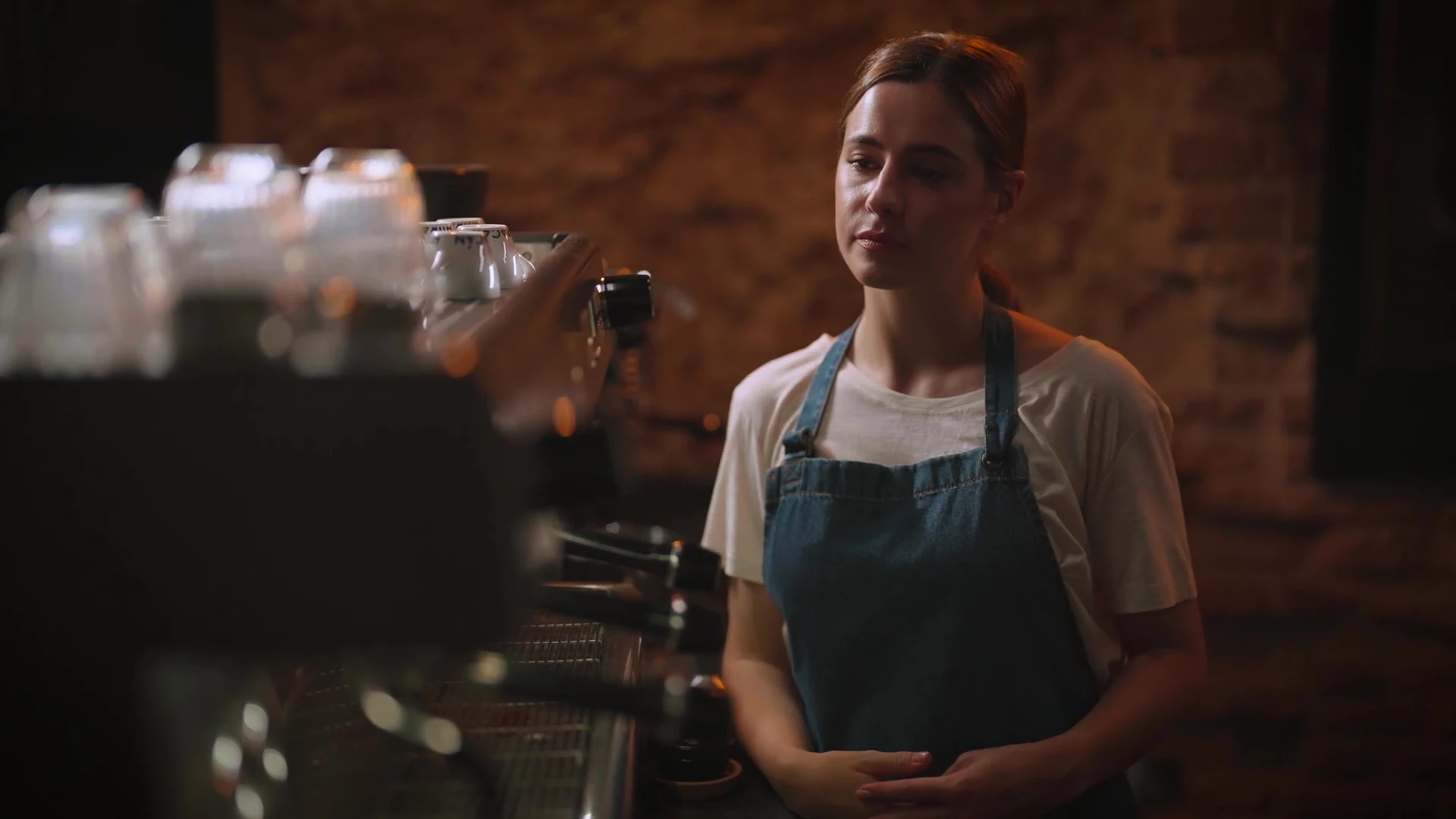 Dream Dating herojė kavinėje.