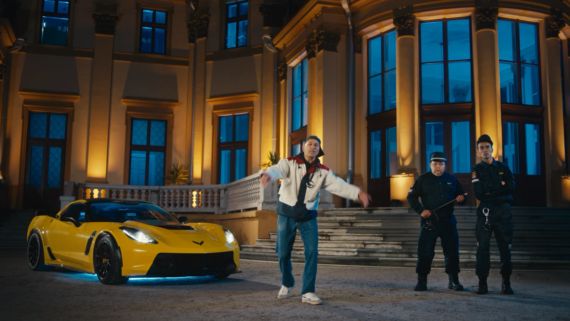 Dvaras, geltonas Corvette ir reperio klipo pasaulis.