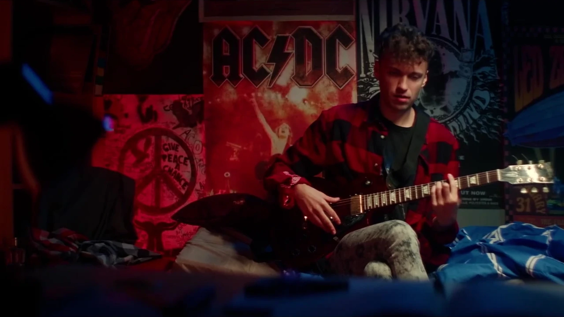 PhonicMind herojus su gitara savo kambaryje.
