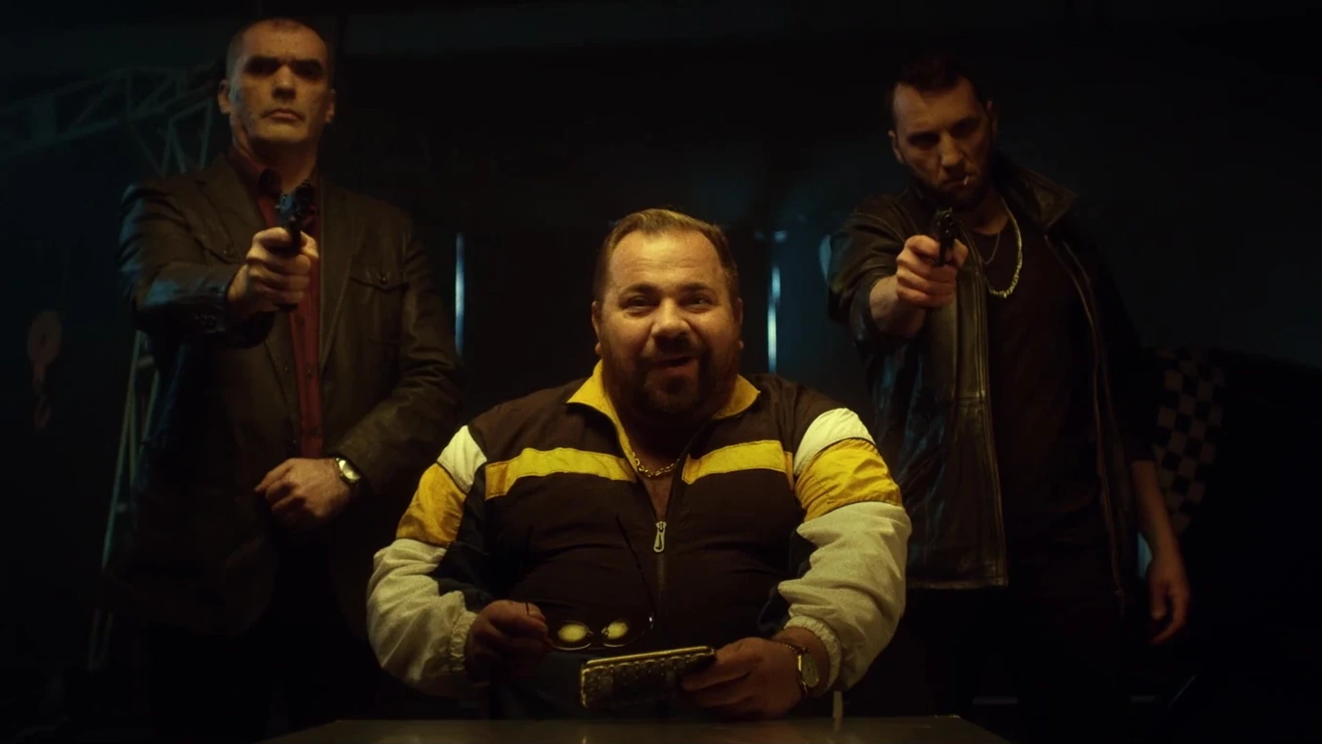 Sandorio scenos lūžis: vyras su telefonu prie stalo.
